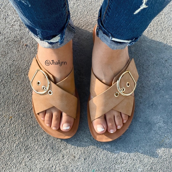 Nude/Natural criss cross sandal - Picture 7 of 7